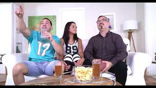 Pak asi půl hodiny, pořád jí spím velmi tvrdě a ona také začala zvedat zadek na každé mé rány a mě podporovali celou dobu, ona mi řekla, ano, uhffh, dát trochu víc, ano. Dvě plné uvnitř