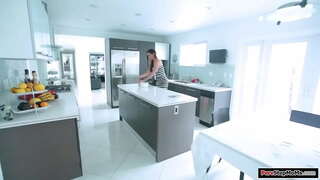 Vú mẹ đầu bếp và cô mặc đồ bẩn thỉu.Cô đưa nó đi để làm sạch nó và con được một boner.Cô cung cấp cho anh ta một tay và một bj và là quái Vú mẹ đầu bếp và cô mặc đồ bẩn thỉu.Cô đưa nó đi để làm sạch nó và con được một boner.Cô cung cấp cho anh ta một tay và một bj và là quái