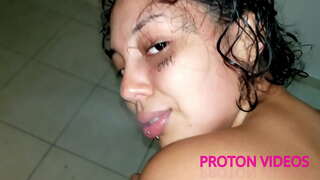 Dit is een roken scène met de mooie tattoed vrouwelijk model. Hier zijn we verloofd haar mooie kutje terwijl ze roken. Voor degenen die graag roken. Twee hoeken met inbegrip van POV.