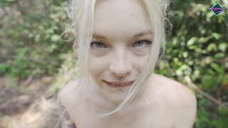 Geile teen saugt grousse Schwanz am Bësch. Karneli Bandi