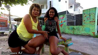 Novinha tira យស្កា com អូ casal sapeca Novinha tira យស្កា com អូ casal sapeca