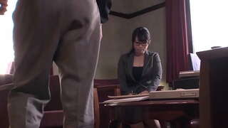 Слатка јапански канцеларијски анђео нуди бловјоб свог шефа, пре него што потопите јој гаћице и да се сперма од Хју