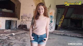 CHICAS LOCA - Shelley Bliss - Подросток с кучерявыми волосами в рискованном публичном сексе с горячим незнакомцем