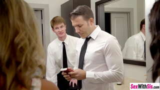 Sexy teens Ms Faris kaj Whitney Wright ĝuis hardcore threesom sekson post kiam ili suĉis dick