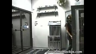 Сімпатычная грудастая красуня робіць босу ЛЕПШЫ зьменіцца на працы