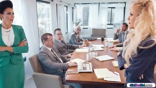 Busty milf businesswomen yiya intloko ukuba intloko ngexesha boardmeeting.Ezinye businessmen phumani njengoko ngokukhawuleza kangangoko banako.Ekugqibeleni milfs kuba igumbi iziqu zabo kwaye qala kissing kwaye lick kwangaye
