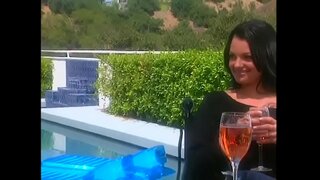 Panas tato kecantikan dengan rambut gagak menggoda dude rakan-rakan di teras untuk mendapatkan diskaun besar dalam rumah pembelian