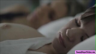 Alison Rey je z Ashley Požari in jih uživa lizanje svojo muco