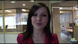 Lille brunette tilbyder hendes røv med glæde