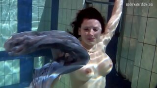 Berenang babe Katka jalur ke bawah di kolam renang