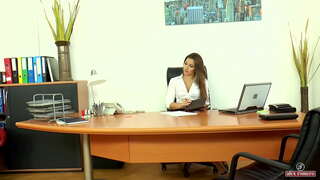 Ibu Dani Daniels pantat berbulu penuh dengan sperma (Part 1)